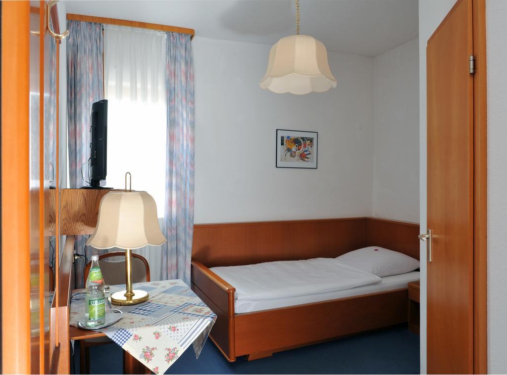 Hotel Gruener Baum Pommersfelden Exteriér fotografie
